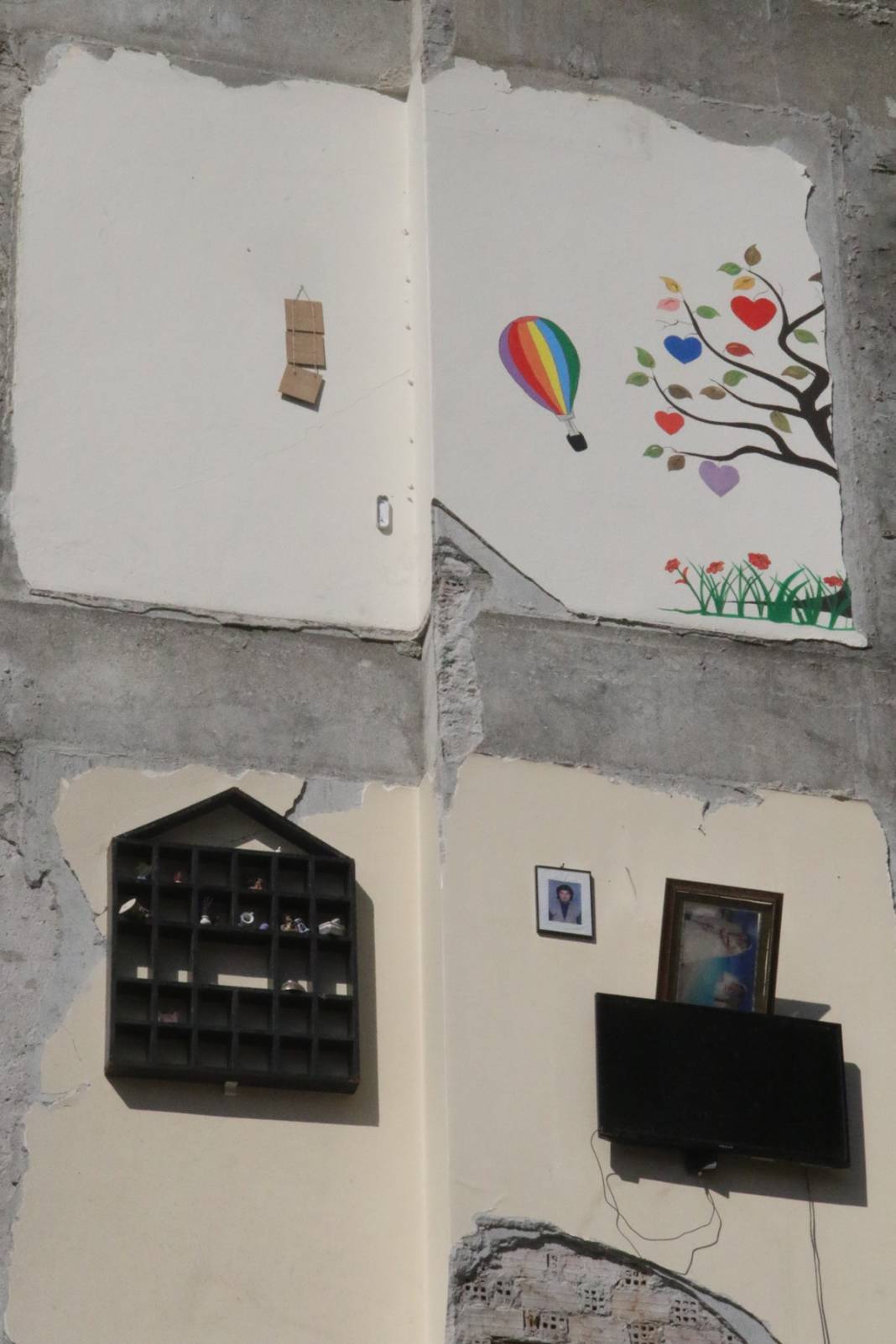 Depremin ardından Hatay'da ilginç görüntü! Duvarda asılı kaldılar... 3